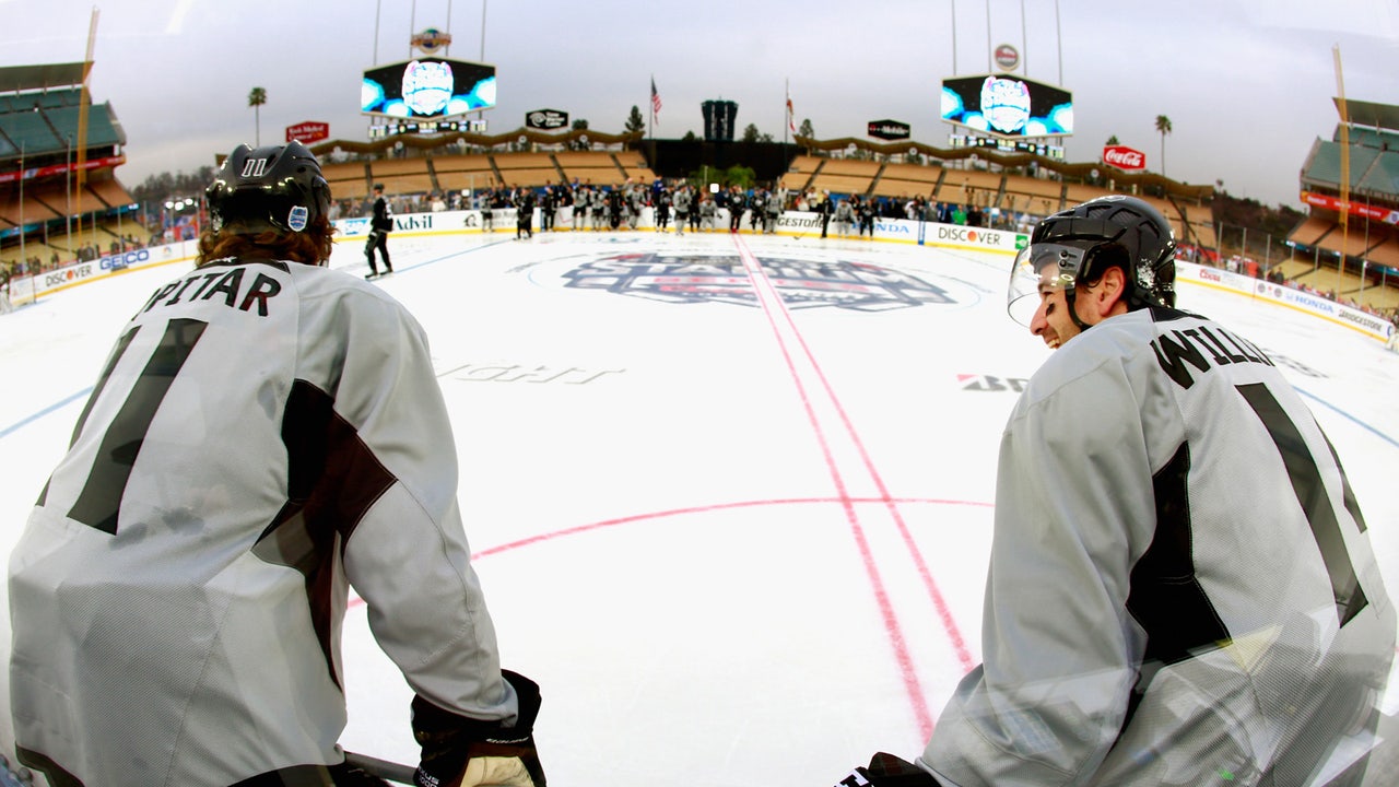 Kings get feel of outdoor rink at Dodger Stadium